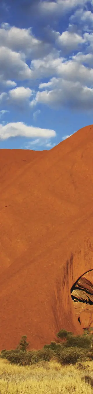 Wandere am Uluru entlang